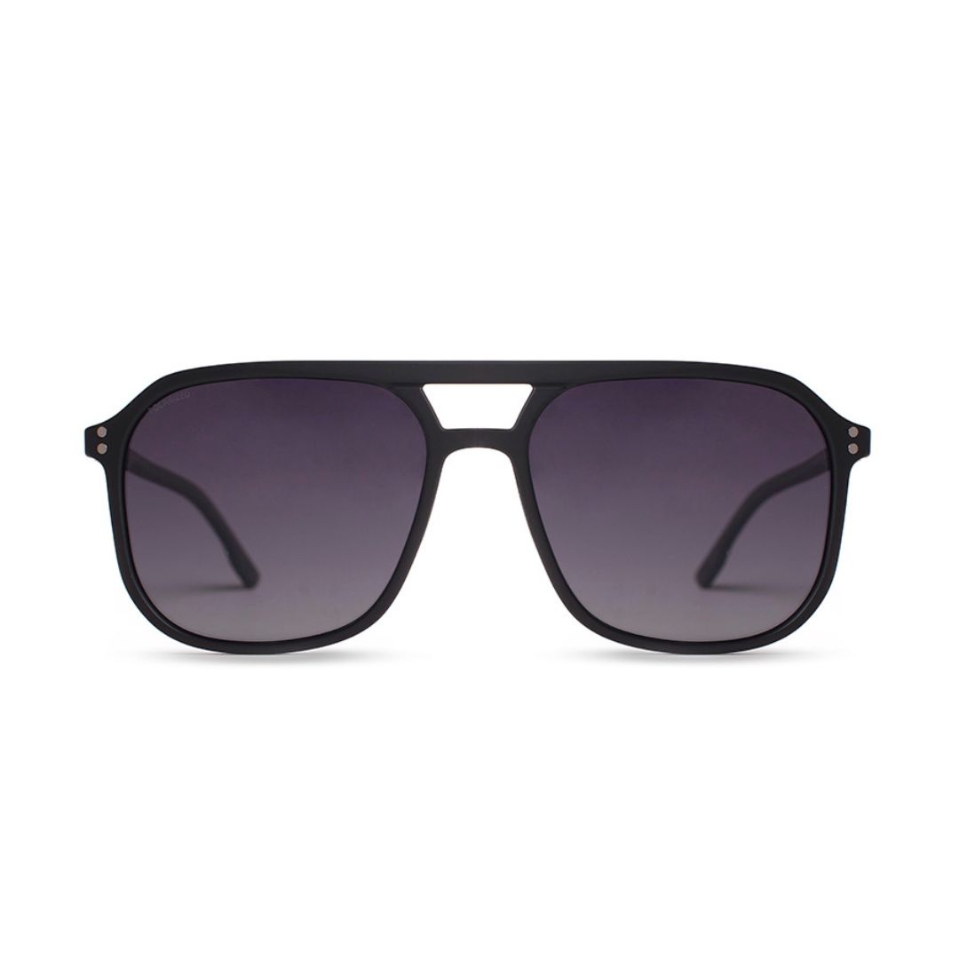 ANT BRUICE MBLK SG91 POL FRENTE. Frente: Estructura de diseño aviador/piloto, combinando materiales para un look moderno. Armazón: Fabricado en Metal y Acetato. Patillas: De material Acetato con el logo de la marca. Lentes: Lentes Polarizadas (POL) con protección UV 400. La polarización reduce el reflejo de las superficies horizontales (como el agua o el asfalto), ofreciendo una visión más clara y cómoda. Modelo de Color: Negro Mate (MBLK), lo que le da un acabado moderno y discreto al armazón. Lentes Color: Gris Sólido (SG91), proporcionando una percepción de color natural.