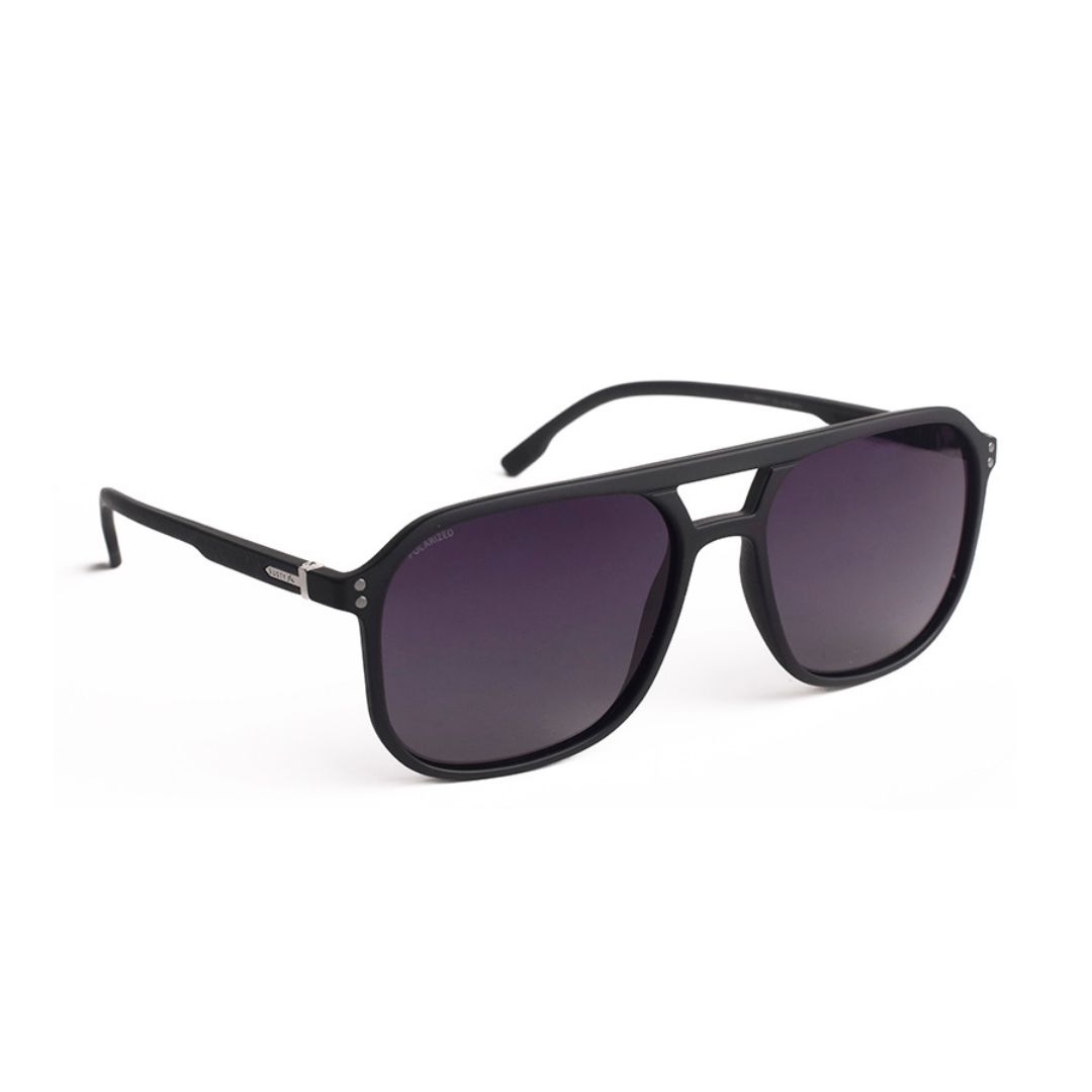 ANT BRUICE MBLK SG91 POL PERFIL. Frente: Estructura de diseño aviador/piloto, combinando materiales para un look moderno. Armazón: Fabricado en Metal y Acetato. Patillas: De material Acetato con el logo de la marca. Lentes: Lentes Polarizadas (POL) con protección UV 400. La polarización reduce el reflejo de las superficies horizontales (como el agua o el asfalto), ofreciendo una visión más clara y cómoda. Modelo de Color: Negro Mate (MBLK), lo que le da un acabado moderno y discreto al armazón. Lentes Color: Gris Sólido (SG91), proporcionando una percepción de color natural.