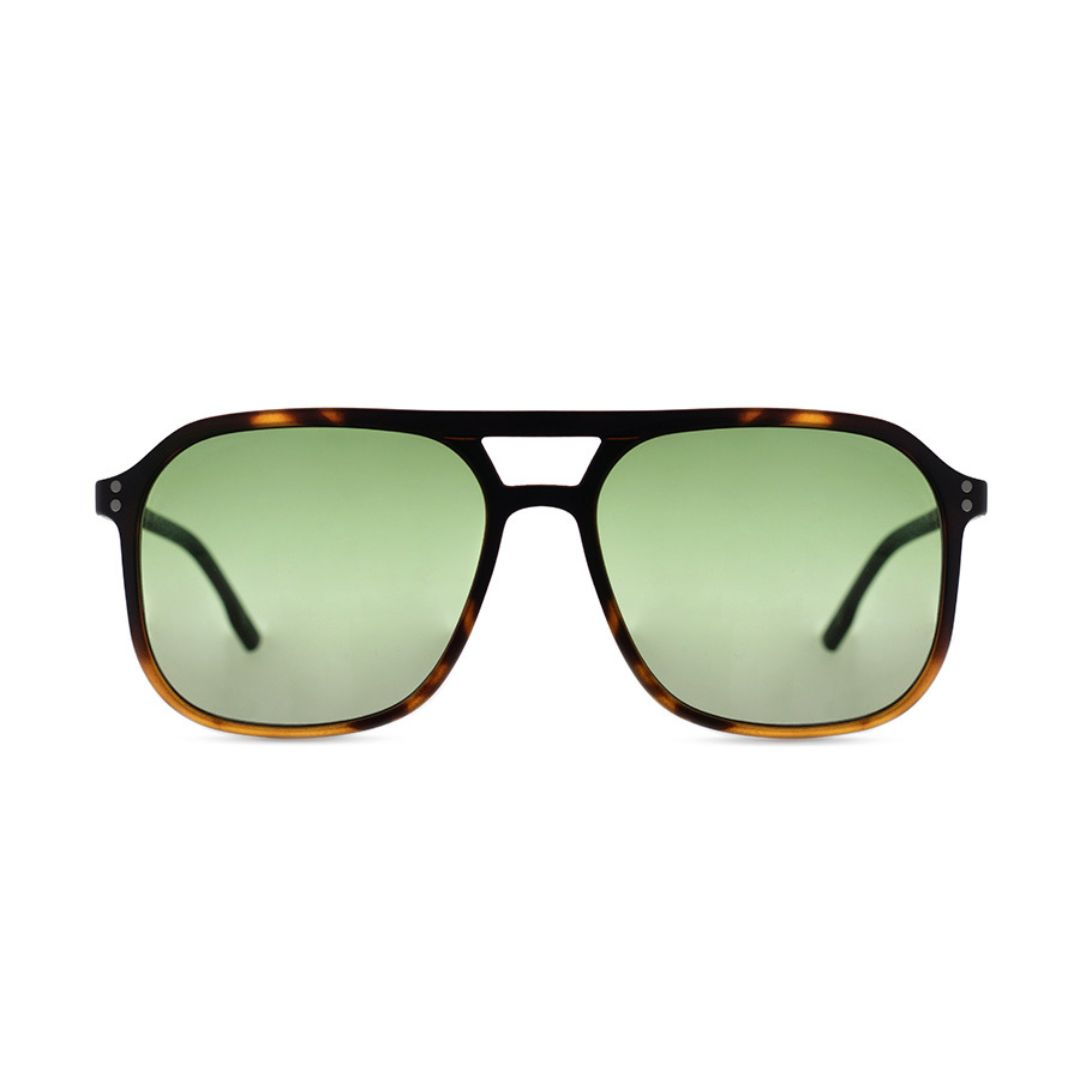 ANT BRUICE MDEMI HD GG47 FRENTE. ANT BRUICE MDEMI HD GG47 PERFIL. Frente: Estructura de diseño aviador/piloto con detalles metálicos. Armazón: Fabricado en Metal y Acetato. Patillas: De material Acetato con el logo de la marca. Lentes: Lentes Polarizadas con protección UV 400. Modelo de Color: Marrón Carey (Demi) en el armazón, con terminación brillo o mate (según la versión exacta). Lentes Color: Verde Degradé (Green Degrade).