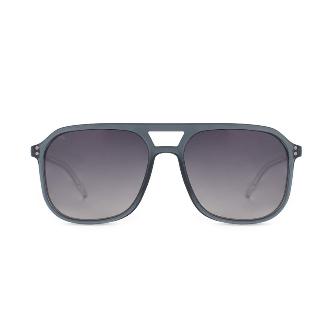 ANT BRUICE STEELBLUE CRY GS16 FRENTE. Frente: Estructura de diseño aviador/piloto, que combina elementos de Metal y Acetato. Armazón: Fabricado en Metal y Acetato. Patillas: De material Acetato con el logo de la marca. Lentes: Lentes con alta protección UV 400. Modelo de Color: Azul Acero (Steel Blue) combinado con Transparente/Cristal (CRY). El armazón presenta tonos azules y metálicos claros, con terminación brillo. Lentes Color: Gris Sólido (GS16) o Gris Oscuro Compacto.