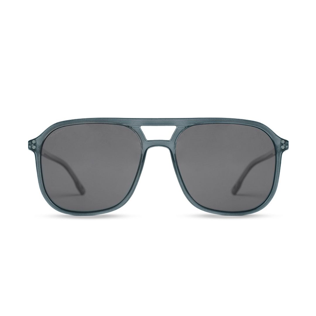 ANT BRUICE STEELBLUE S10 POL FRENTE. Frente: Estructura de diseño aviador/piloto, que combina elementos de Metal y Acetato. Armazón: Fabricado en Metal y Acetato. Patillas: De material Acetato con el logo de la marca. Lentes: Lentes Polarizadas (POL) con protección UV 400. La polarización es ideal para reducir el deslumbramiento. Modelo de Color: Azul Acero (Steel Blue), lo que le da un tono frío y metálico al armazón, con terminación brillo. Lentes Color: Gris Sólido (S10), un tono oscuro compacto que ofrece una visión fiel del color, con el beneficio de la polarización.