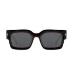 ANTEOJO DE SOL VULK BOLDLOOK BLK C4 POLARIZED FRENTE. ARMAZON DE ACETATO BIODEGRADABLE. PATILLAS DE ACETATO CON ALMA DE METAL. BISAGRAS METALICAS. ARMAZON COLOR CAREY TERMINACION BRILLO. CRISTALES COLOR GRIS COMPACTO POLARIZADAS