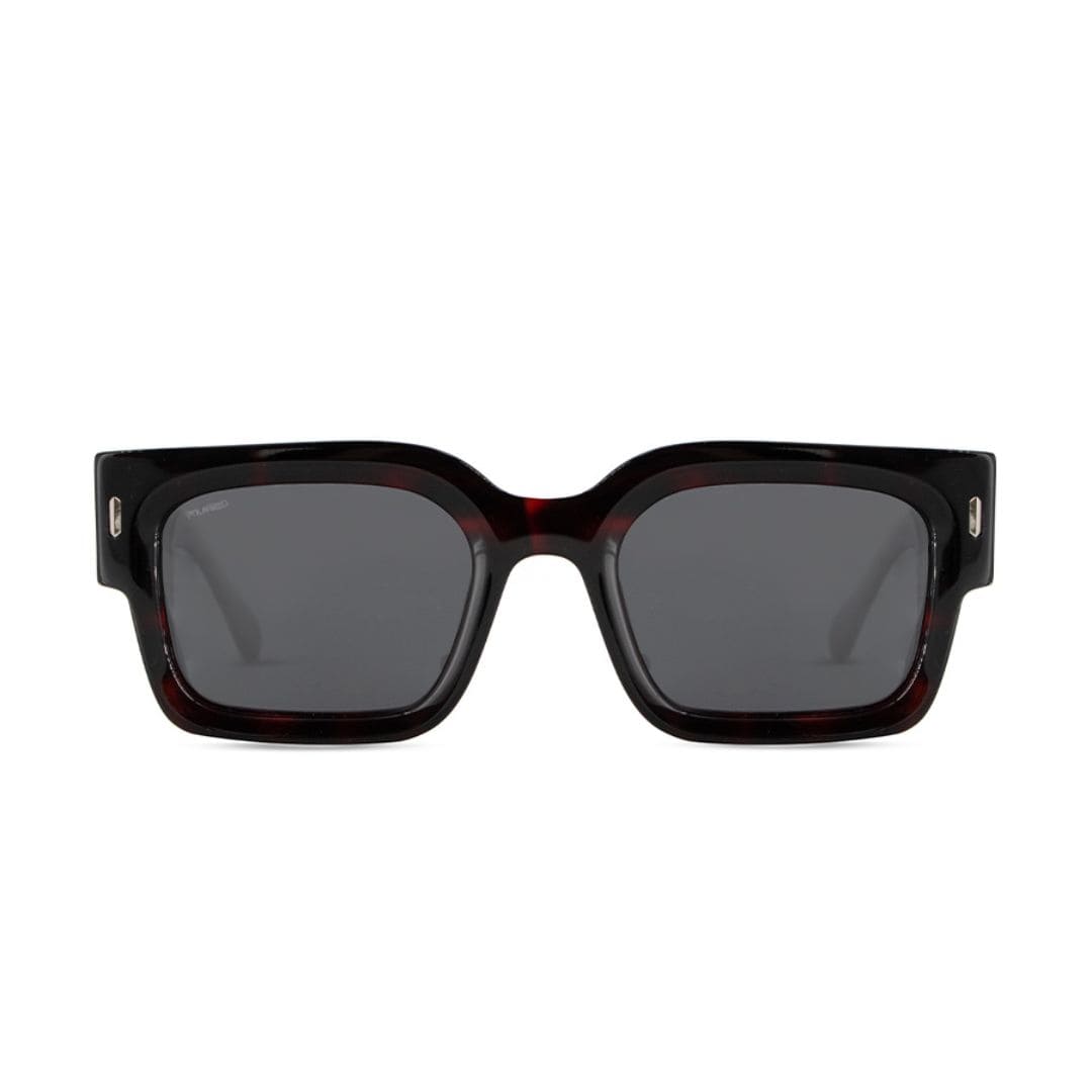 ANTEOJO DE SOL VULK BOLDLOOK BLK C4 POLARIZED FRENTE. ARMAZON DE ACETATO BIODEGRADABLE. PATILLAS DE ACETATO CON ALMA DE METAL. BISAGRAS METALICAS. ARMAZON COLOR CAREY TERMINACION BRILLO. CRISTALES COLOR GRIS COMPACTO POLARIZADAS