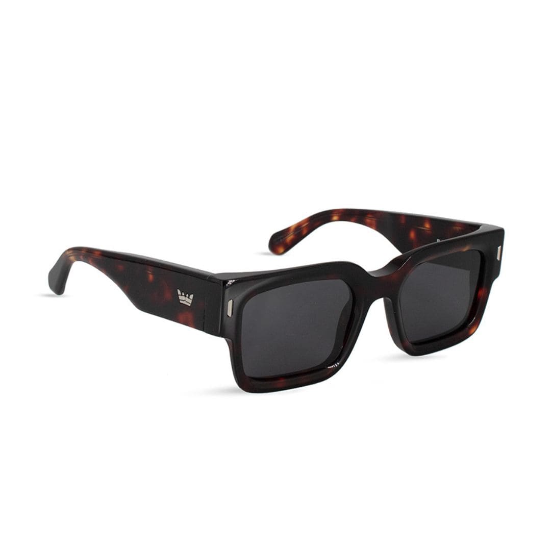 ANTEOJO DE SOL VULK BOLDLOOK BLK C4 POLARIZED FRENTE. ARMAZON DE ACETATO BIODEGRADABLE. PATILLAS DE ACETATO CON ALMA DE METAL. BISAGRAS METALICAS. ARMAZON COLOR CAREY TERMINACION BRILLO. CRISTALES COLOR GRIS COMPACTO POLARIZADAS