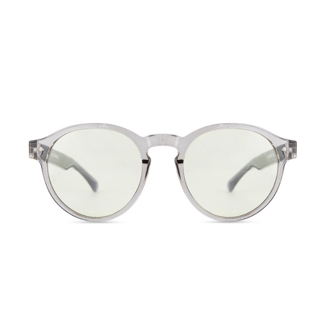 ANTEOJO DE SOL VULK VXC GRAY BLUE BLOCK FRENTE ANTEOJO DE SOL VULK VXC GRAY BLUE BLOCK FRENTE. ARMAZON G-FLEX. PATILLAS DE ACETATO CON BISAGRAS CON SISTEMA FLEX. ARMAZON COLOR GRIS TRANSLUCIDO Y PATILLAS COLOR NEGRO. LENTE COLOR VERDE CLARO FOTOCROMÁTICAS A GRIS