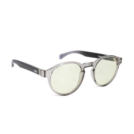 ANTEOJO DE SOL VULK VXC GRAY BLUE BLOCK FRENTE. ARMAZON G-FLEX. PATILLAS DE ACETATO CON BISAGRAS CON SISTEMA FLEX. ARMAZON COLOR GRIS TRANSLUCIDO Y PATILLAS COLOR NEGRO. LENTE COLOR VERDE CLARO FOTOCROMÁTICAS A GRIS