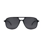 ANTEOJO DE SOL VULK THE RIAL SBLK S10 POL FRENTE. ARMAZON G-FLEX COLOR NEGRO. PATILLAS DE MONEL CON TERMINAL DE ACETATO LAMINADAS HECHAS A MANO. ARMAZON COLOR NEGRO MATE. LENTES DE POLICARBONATO COLOR GRIS COMPACTO