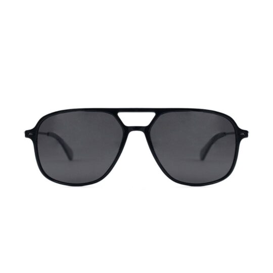 ANTEOJO DE SOL VULK THE RIAL SBLK S10 POL FRENTE. ARMAZON G-FLEX COLOR NEGRO. PATILLAS DE MONEL CON TERMINAL DE ACETATO LAMINADAS HECHAS A MANO. ARMAZON COLOR NEGRO MATE. LENTES DE POLICARBONATO COLOR GRIS COMPACTO