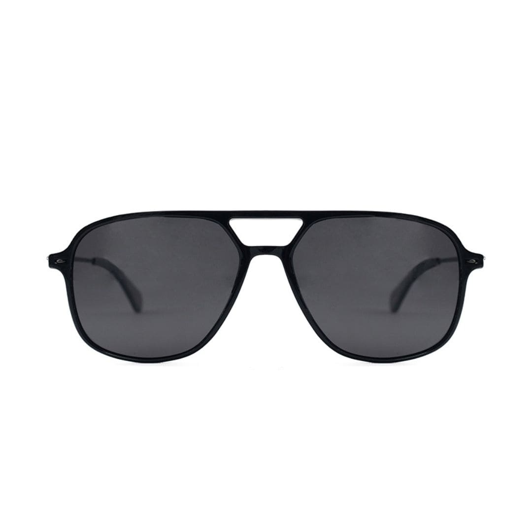 ANTEOJO DE SOL VULK THE RIAL SBLK S10 POL FRENTE ANTEOJO DE SOL VULK THE RIAL SBLK S10 POL FRENTE. ARMAZON G-FLEX COLOR NEGRO. PATILLAS DE MONEL CON TERMINAL DE ACETATO LAMINADAS HECHAS A MANO. ARMAZON COLOR NEGRO MATE. LENTES DE POLICARBONATO COLOR GRIS COMPACTO