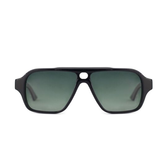 ANTEOJO DE SOL RUSTY YEAH C2 POL FRENTE. ARMAZON ACETATO BIO BASED. PATILLAS DE ACETATO. LENTES POLARIZADAS. MODELO DE COLOR NEGRO TERMINACION BRILLO CON LENTES COLOR VERDE OSCURO DEGRADÉ