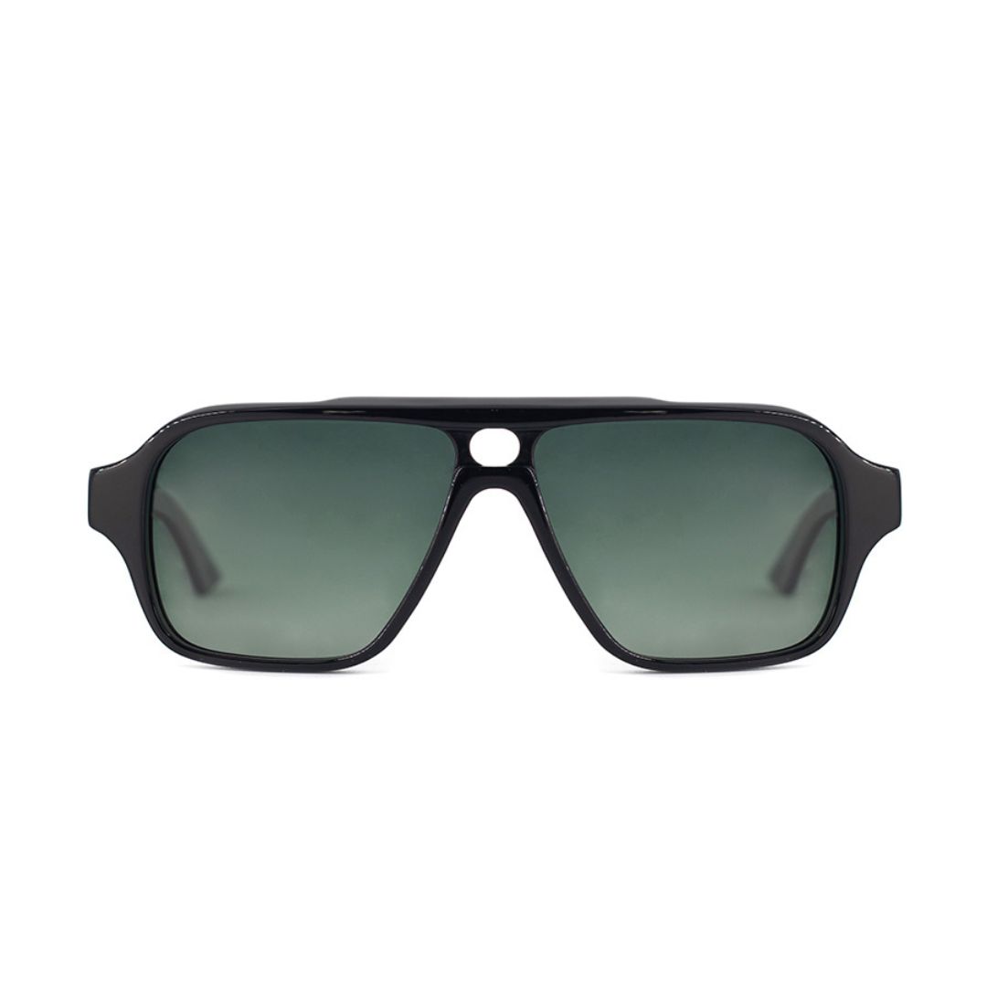 ANTEOJO DE SOL RUSTY YEAH C2 POL FRENTE. ARMAZON ACETATO BIO BASED. PATILLAS DE ACETATO. LENTES POLARIZADAS. MODELO DE COLOR NEGRO TERMINACION BRILLO CON LENTES COLOR VERDE OSCURO DEGRADÉ