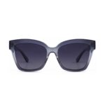 ANTEOJO DE SOL RUSTY VIMME C1 POL FRENTE. ARMAZON DE ACETATO BIO-BASED CON PATILLAS DE ACETATO. LENTES POLARIZADAS. MODELO DE COLOR AZUL TRANSLUCIDO CON LENTES COLOR GRIS DEGRADÉ