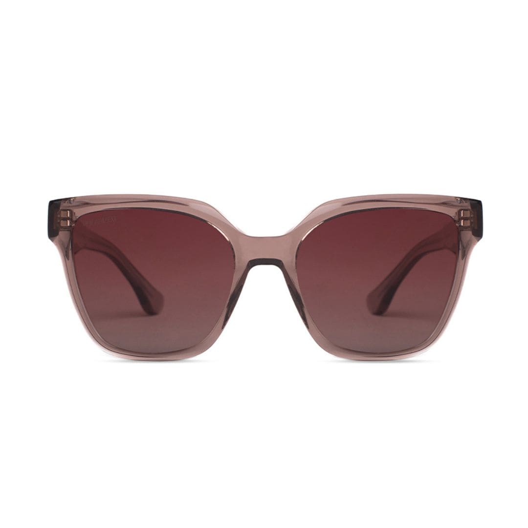 ANTEOJO DE SOL RUSTY VLEED C2 FRENTE. ARMAZON DE ACETATO BIO-BASED CON PATILLAS DE ACETATO. LENTES POLARIZADAS. MODELO DE COLOR rosa translucido. CON LENTES COLOR MARRON ROSADO TRANSLUCIDO