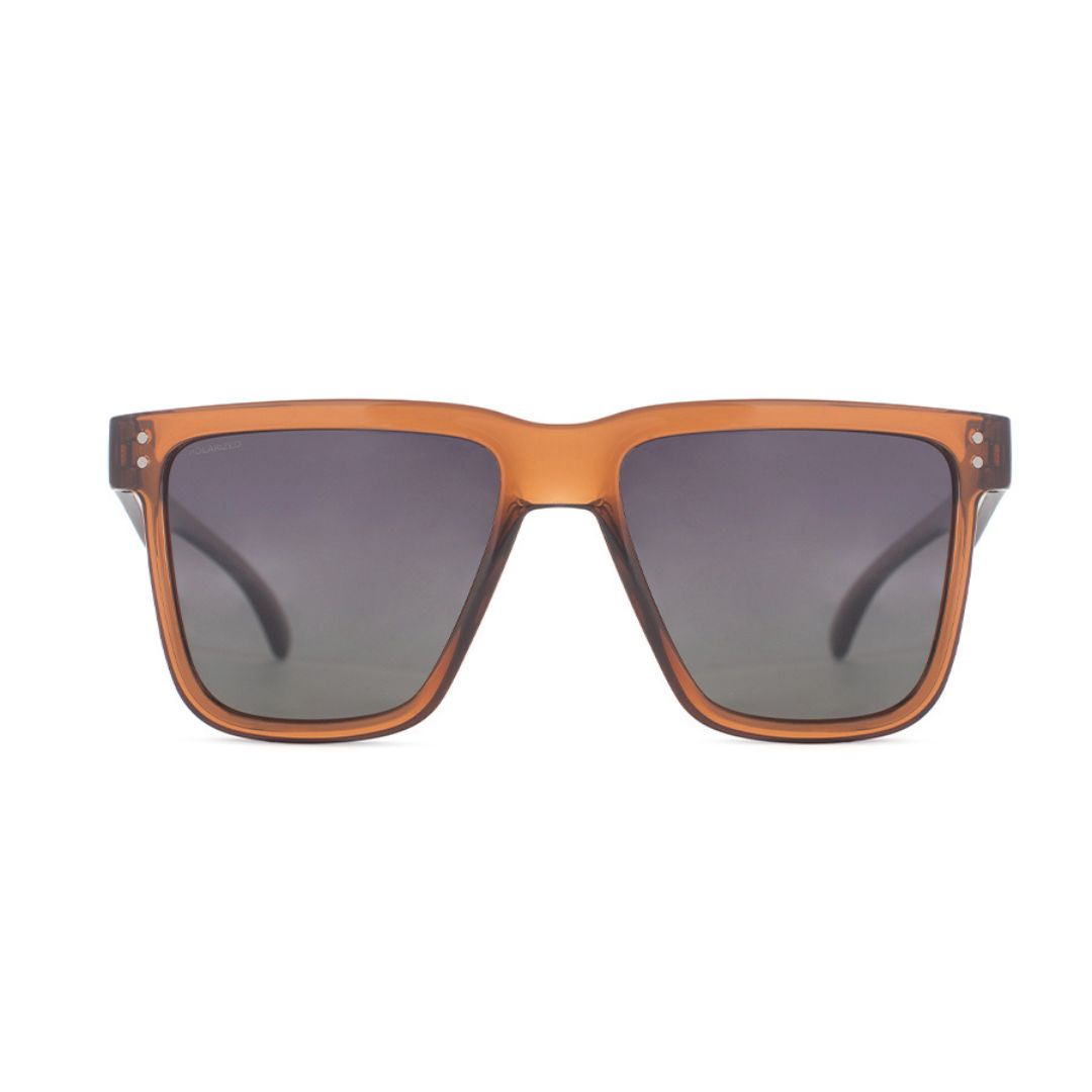 ANTEOJO DE SOL RUSTY KIKING DARK BROWN DRT04 POL FRENTE (1) ANTEOJO DE SOL RUSTY KIKING DARK BROWN DRT04 POL. ARMAZON Y PATILLAS G-FLEX CON LENTES POLARIZADAS. MODELO DE COLOR MARRON TRANSLUCIDO CON LENTES COLOR VERDE OSCURO DEGRADÉ