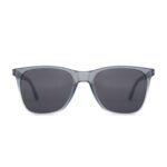ANTEOJO DE SOL RUSTY PRO 24 LBLUE BLKBLUE G GREY POL. ARMAZON DE G-FLEX BIO-BASED. BISAGRA FLEX. LENTES OLARIZADAS. MODELO CON FRENTE DE COLOR GRIS TRANSLUCIDO. PATILLAS COLOR NEGRAS. LENTE COLOR GRIS DEGRADÉ