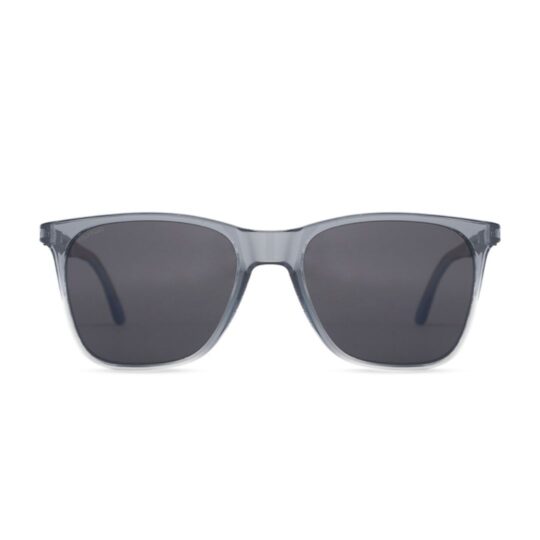ANTEOJO DE SOL RUSTY PRO 24 LBLUE BLKBLUE G GREY POL. ARMAZON DE G-FLEX BIO-BASED. BISAGRA FLEX. LENTES OLARIZADAS. MODELO CON FRENTE DE COLOR GRIS TRANSLUCIDO. PATILLAS COLOR NEGRAS. LENTE COLOR GRIS DEGRADÉ