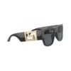 Anteojo de sol versace 4403 GB1 87 frente. Modelo de acetato color negro brillo, con lentes color gris oscuro