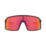 Oakley SUTRO 0OO9406 940611. Apoya a tu equipo favorito: Representa a tu equipo favorito con esta edición especial Flak 2.0 XL, con tecnología de lente Prizm, grabado oficial del logotipo del equipo y detalles de color del equipo en todas partes. Material de la lente de plutonita: utiliza material de lente de plutonita Oakley que ofrece 100% protección UV con comodidad superior, claridad y protección contra impactos y radiación ultravioleta. TECNOLOGÍA DE LENTES PRIZM - La tecnología de lentes Prizm está diseñada para condiciones de luz brillante para hacer que el ambiente parezca más vibrante, pero natural, con detalles más ricos. MARCO O-MATTER - El marco O Matter resistente al estrés es ligero y duradero para la comodidad y la protección durante todo el día de cualquier entorno.