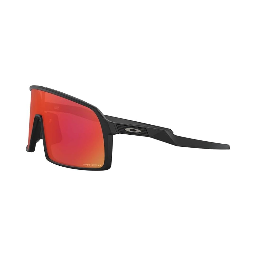 Oakley SUTRO 0OO9406 940611. Apoya a tu equipo favorito: Representa a tu equipo favorito con esta edición especial Flak 2.0 XL, con tecnología de lente Prizm, grabado oficial del logotipo del equipo y detalles de color del equipo en todas partes. Material de la lente de plutonita: utiliza material de lente de plutonita Oakley que ofrece 100% protección UV con comodidad superior, claridad y protección contra impactos y radiación ultravioleta. TECNOLOGÍA DE LENTES PRIZM - La tecnología de lentes Prizm está diseñada para condiciones de luz brillante para hacer que el ambiente parezca más vibrante, pero natural, con detalles más ricos. MARCO O-MATTER - El marco O Matter resistente al estrés es ligero y duradero para la comodidad y la protección durante todo el día de cualquier entorno.