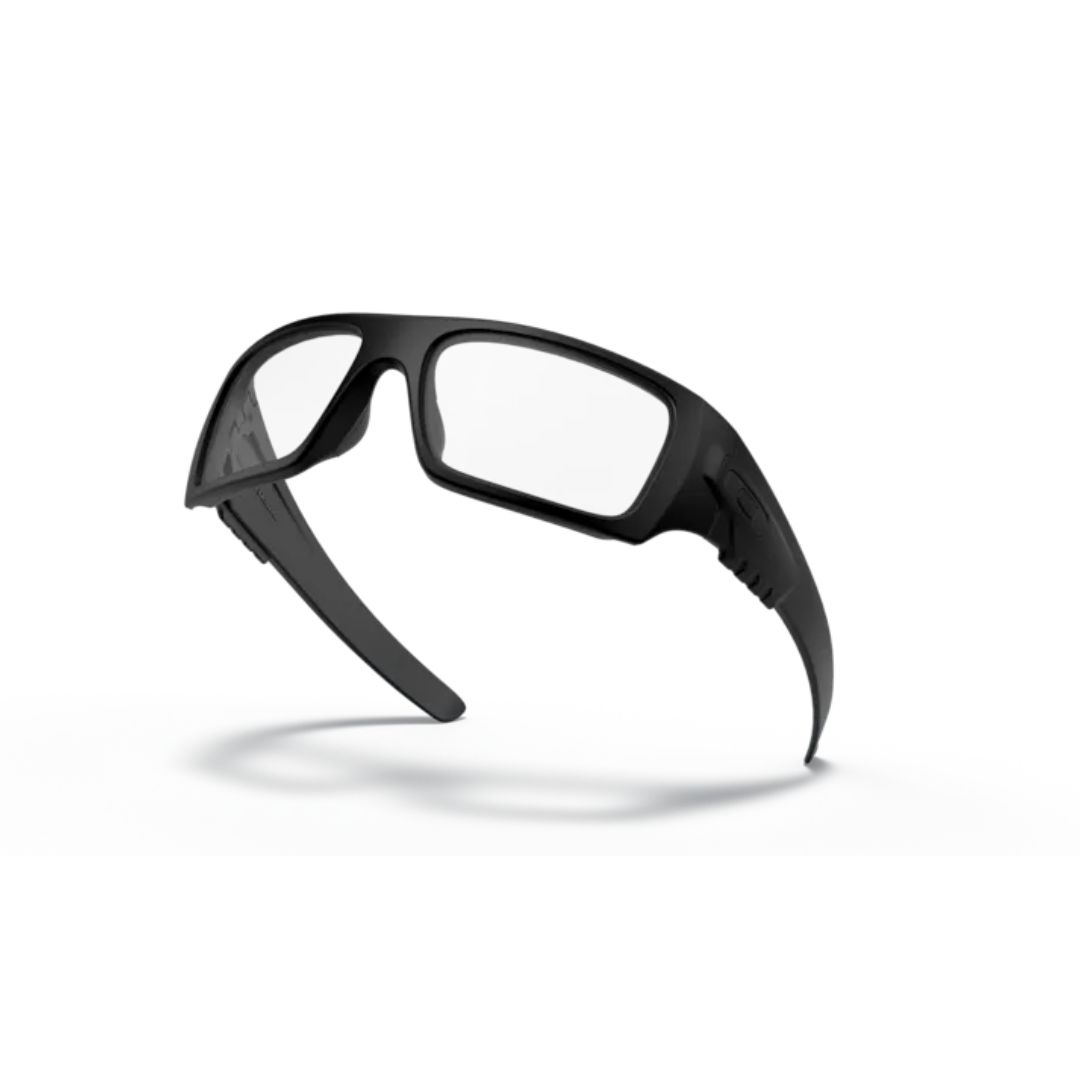 Oakley Si Ballistic Det Cord OO9253-925307 NEGRO MATE . es una gafas deportivas y tácticas de alto rendimiento diseñadas para entornos difíciles. Cumple con los estándares MIL PRF32432 y ANSI Z87.1 (2010), ideal para militares y policías. Las características incluyen materiales ligeros, revestimiento antiniebla, tallos de oreja compatibles con coms, tecnología antideslizante, ajuste de tres puntos y geometría de lente base de 8.75 que garantizan la máxima comodidad y protección durante operaciones tácticas de alto riesgo.